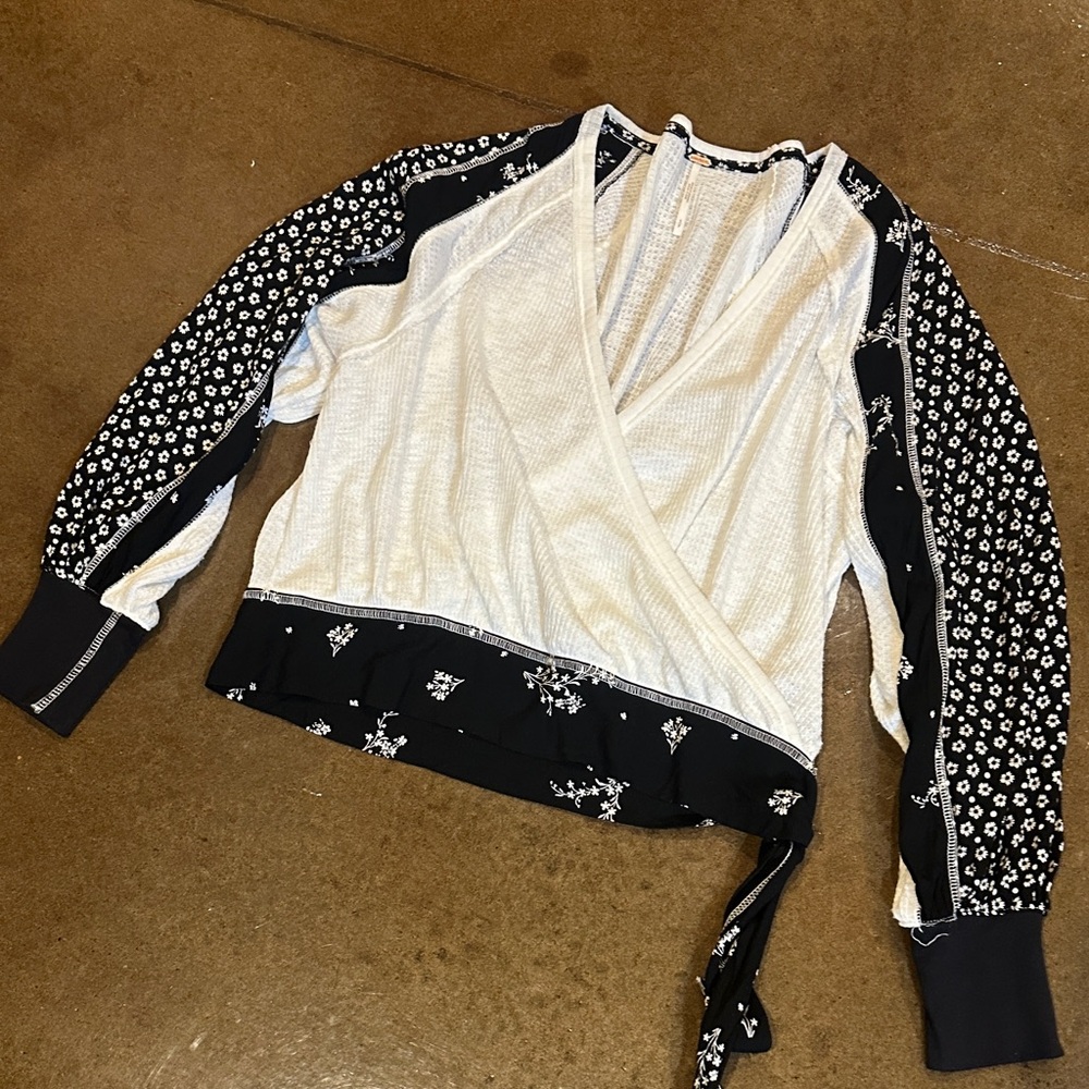 ❌❌SOLD❌❌🌻Free PeoplexFloral Wrap Top with Black & White Small